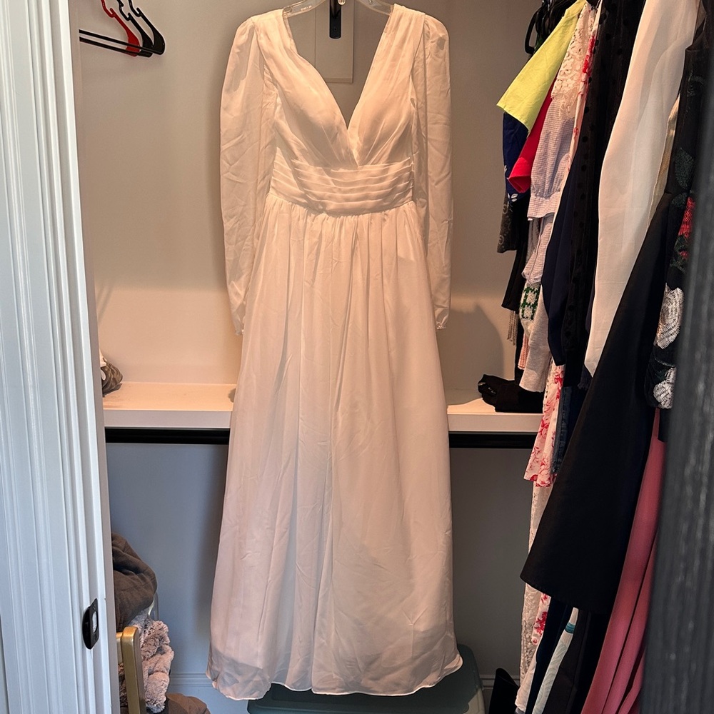 Elegant White V-Neck Long-Sleeve Maxi Dress